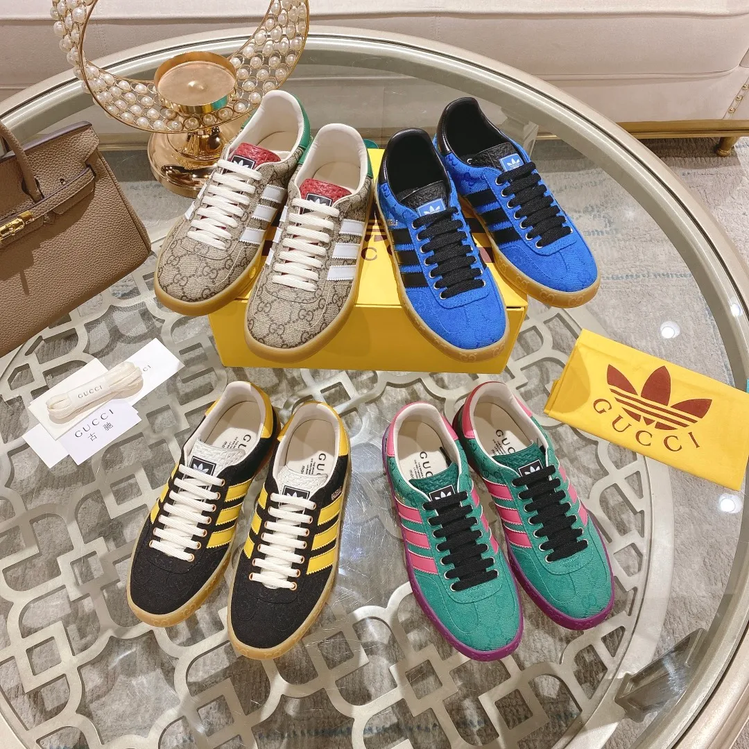 👟👟Ex-factory price 520👟👟Gucci&adidas joint limited edition couple's sneakers. A super nice joint casual sneaker with rich and bold colors! It showed everyone a completely different charm from the past! Combining retro style and youthful sports style to create a new aesthetic! Vitality yet stylish at the same time! ! Upper - made of cowhide, cowhide, cloth. Lining - sheepskin lining for foot pads. Sole - original open-molded beef tendon non-slip and wear-resistant outsole. Size: 35-47 (couple style)